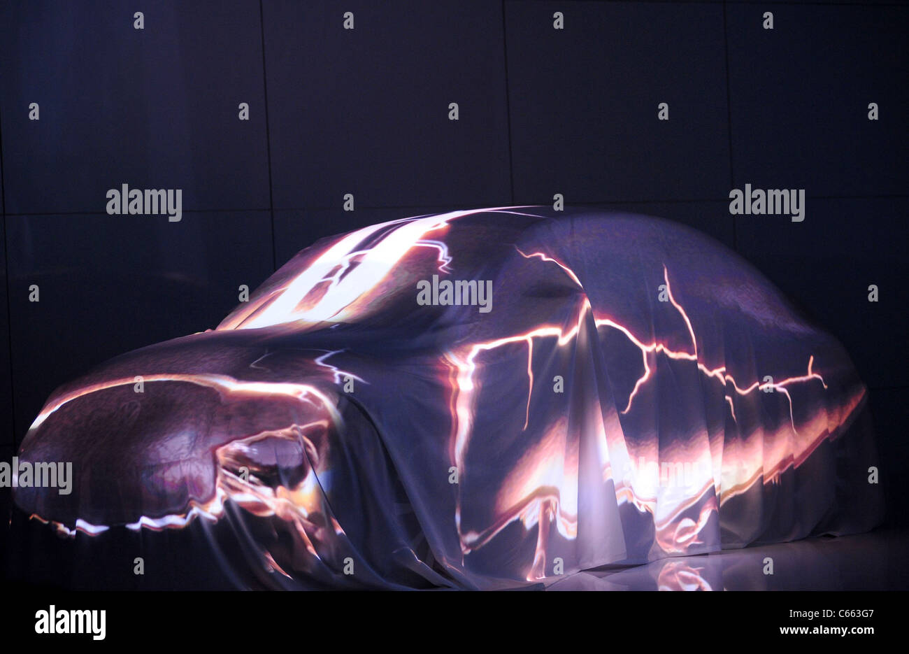 21 Secolo Beetle di presenze per la Volkswagen svela il XXI secolo VW Beetle Automobile, magazzino a Pier 36, New York, NY, 18 aprile 2011. Foto di: Kristin Callahan/Everett Collection Foto Stock