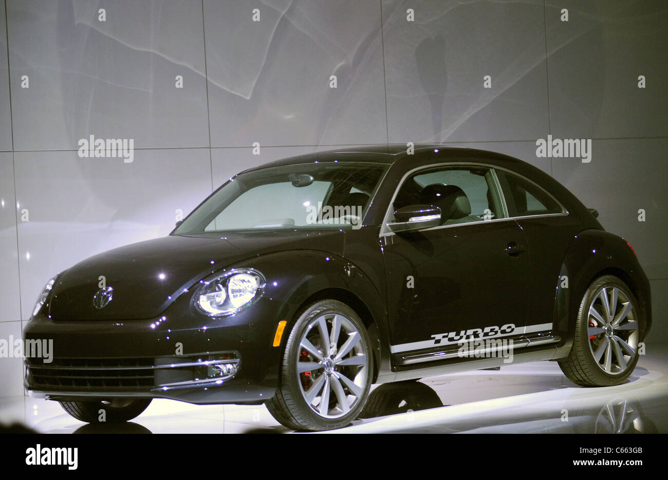 21 Secolo Beetle di presenze per la Volkswagen svela il XXI secolo VW Beetle Automobile, magazzino a Pier 36, New York, NY, 18 aprile 2011. Foto di: Kristin Callahan/Everett Collection Foto Stock