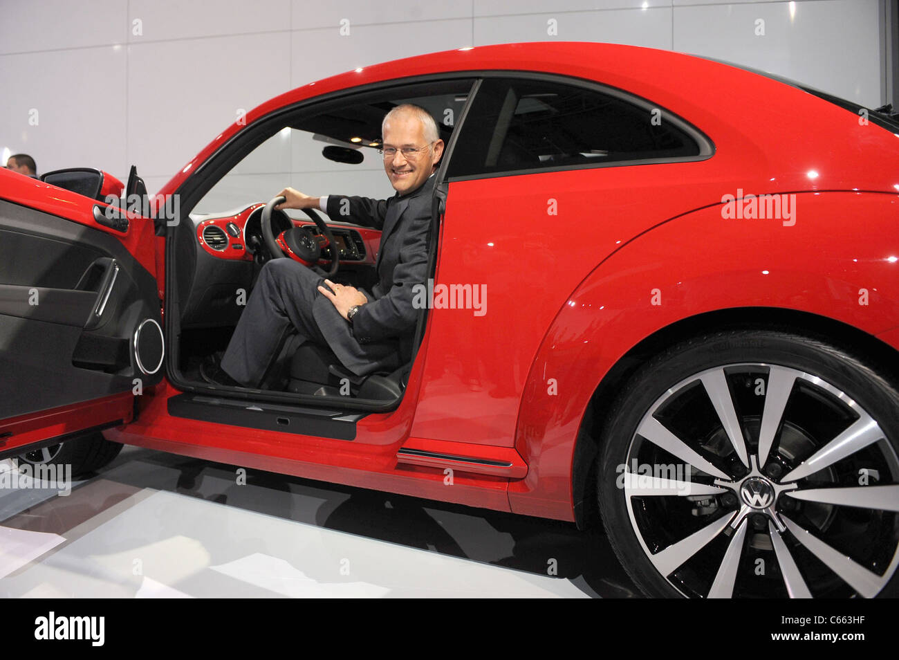 Jonathan Browning di presenze per la Volkswagen svela il XXI secolo VW Beetle Automobile, magazzino a Pier 36, New York, NY, 18 aprile 2011. Foto di: Kristin Callahan/Everett Collection Foto Stock