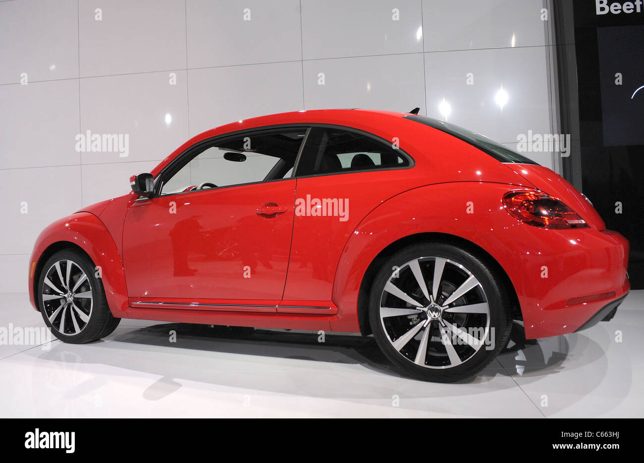 21 Secolo Beetle di presenze per la Volkswagen svela il XXI secolo VW Beetle Automobile, magazzino a Pier 36, New York, NY, 18 aprile 2011. Foto di: Kristin Callahan/Everett Collection Foto Stock