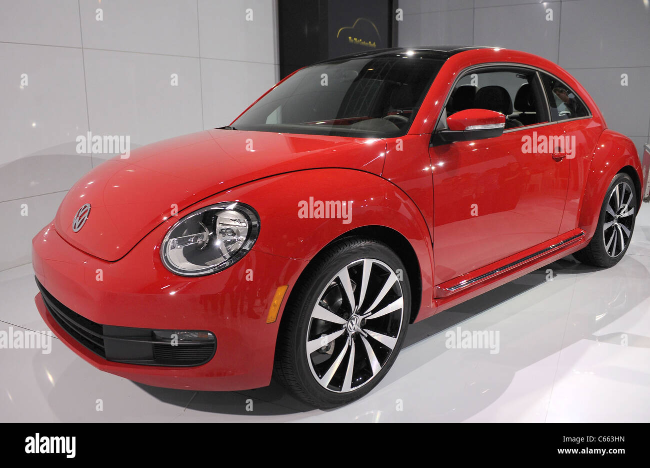 21 Secolo Beetle di presenze per la Volkswagen svela il XXI secolo VW Beetle Automobile, magazzino a Pier 36, New York, NY, 18 aprile 2011. Foto di: Kristin Callahan/Everett Collection Foto Stock
