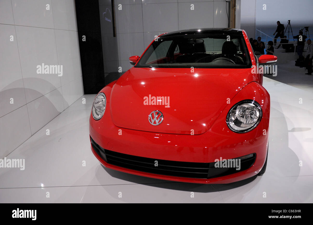 21 Secolo Beetle di presenze per la Volkswagen svela il XXI secolo VW Beetle Automobile, magazzino a Pier 36, New York, NY, 18 aprile 2011. Foto di: Kristin Callahan/Everett Collection Foto Stock