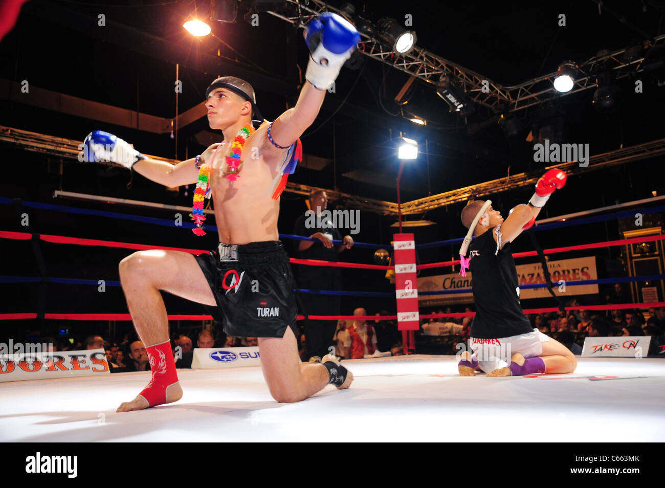 Turan Hasanov (nero trunk), Sheldon Gaines (bianco trunk) ad una apparizione pubblica per prendere su mostra presenta $10.000 professionali Muay Thai Kick Boxing Tournament, 7 Treno Theatre, lavaggio, NY Luglio 17, 2010. Foto di: Gregorio T. Binuya/Everett Collection Foto Stock