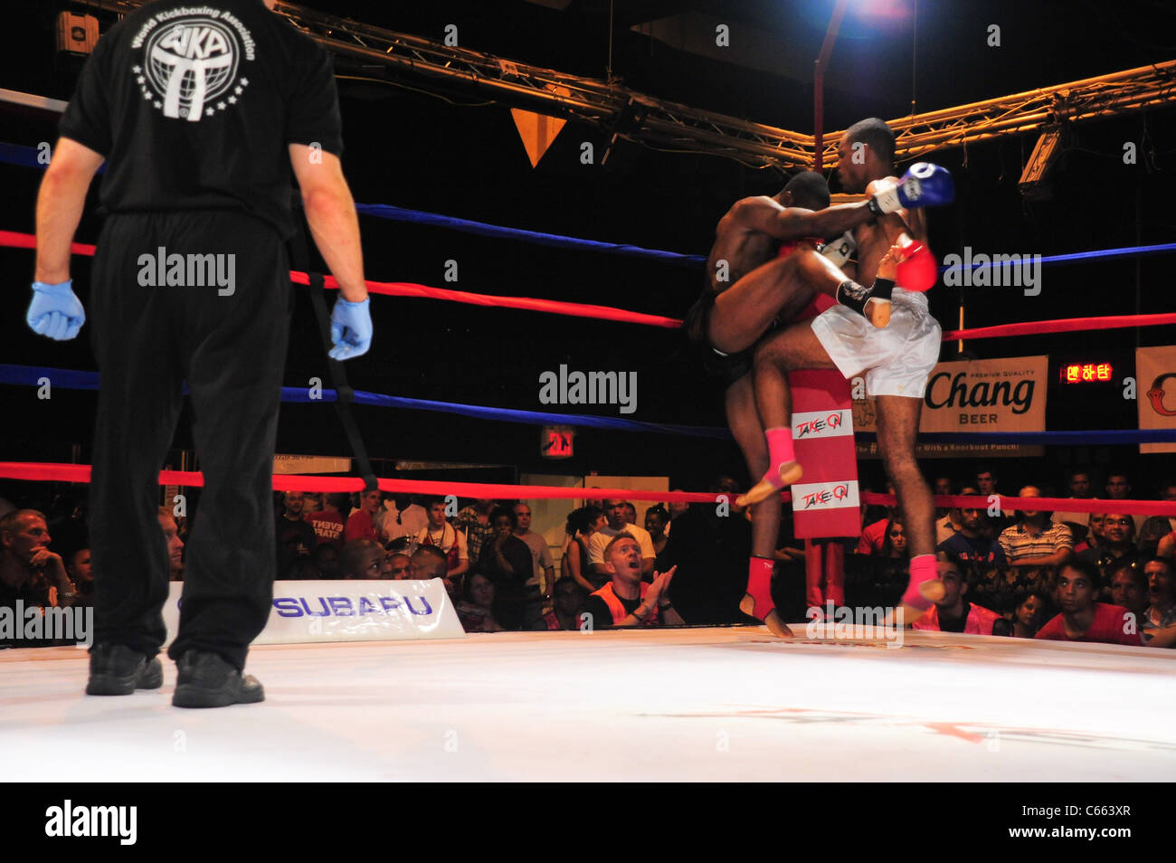 Re Opaku (nero trunk), Marcus Fisher (bianco trunk) ad una apparizione pubblica per prendere su mostra presenta $10.000 professionali Muay Thai Kick Boxing Tournament, 7 Treno Theatre, lavaggio, NY Luglio 17, 2010. Foto di: Gregorio T. Binuya/Everett Collection Foto Stock
