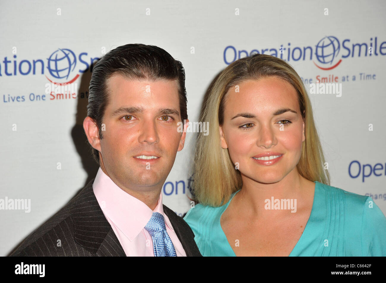 Donald Trump Jr, Vanessa Trump presso gli arrivi per il sorriso di funzionamento della nona sorriso annuale di gala, il Beverly Hilton Hotel di Beverly Hills, CA il 24 settembre 2010. Foto di: Robert Kenney/Everett Collection Foto Stock