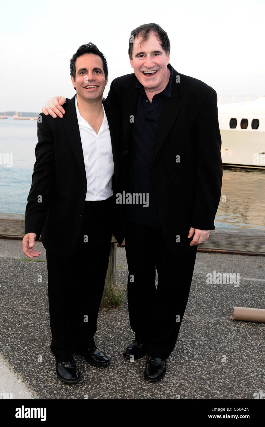 Mario Cantone, Richard genere in presenza di Bay Street Theatre estiva del beneficio di Gala Bash, Long Wharf, Sag Harbor, NY Luglio 17, 2010. Foto di: Rob ricco/Everett Collection Foto Stock