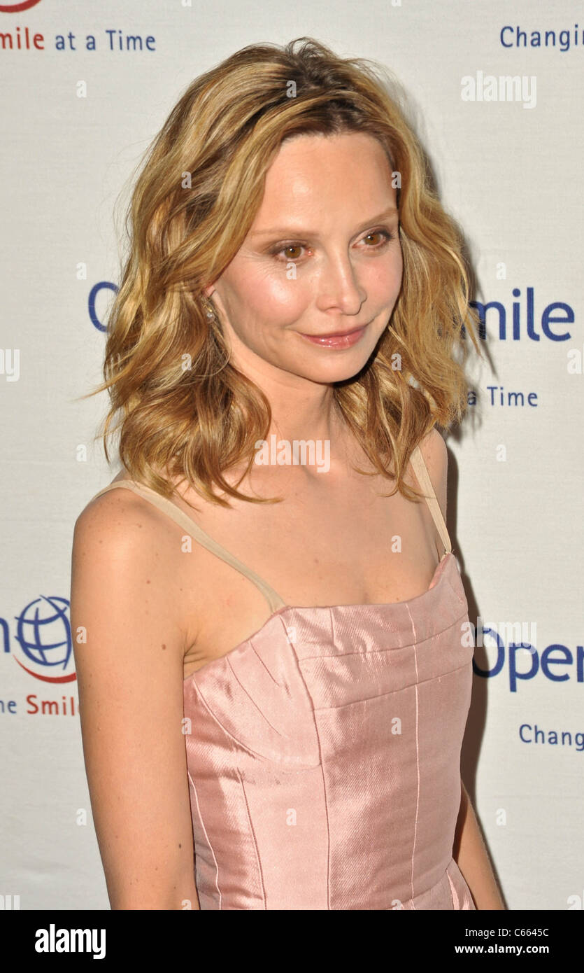 Calista Flockhart presso gli arrivi per il sorriso di funzionamento della nona sorriso annuale di gala, il Beverly Hilton Hotel di Beverly Hills, CA il 24 settembre 2010. Foto di: Robert Kenney/Everett Collection Foto Stock