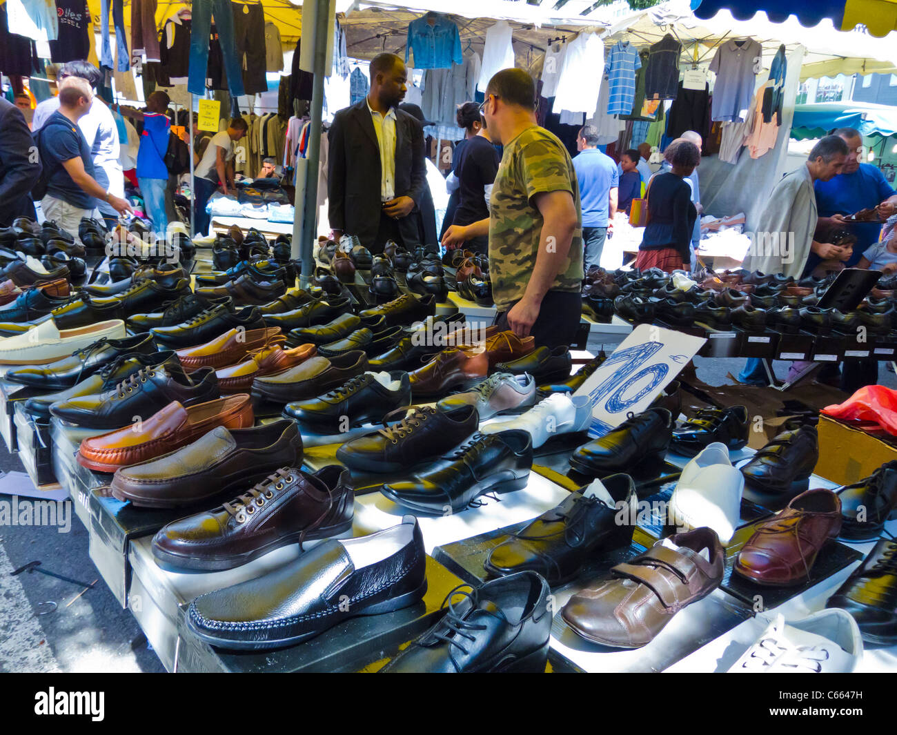 Parigi, Francia, Crowd Shopping per le scarpe usate da uomo a Montreuil  Suburban mercato delle pulci Suburbs, scarpe di Street fashion Foto stock -  Alamy