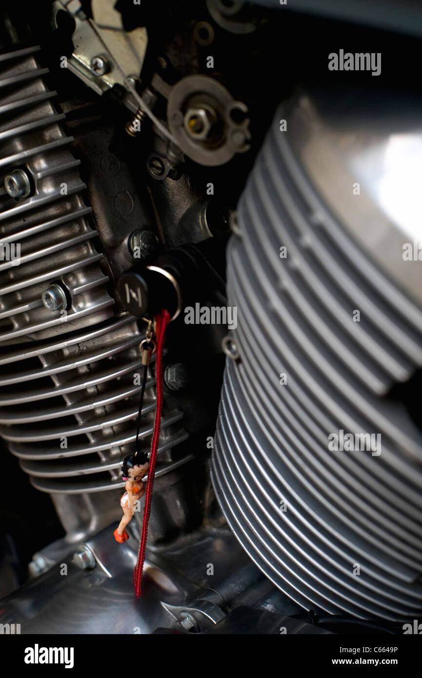 Betty Boop attaccato al blocco motore Foto Stock