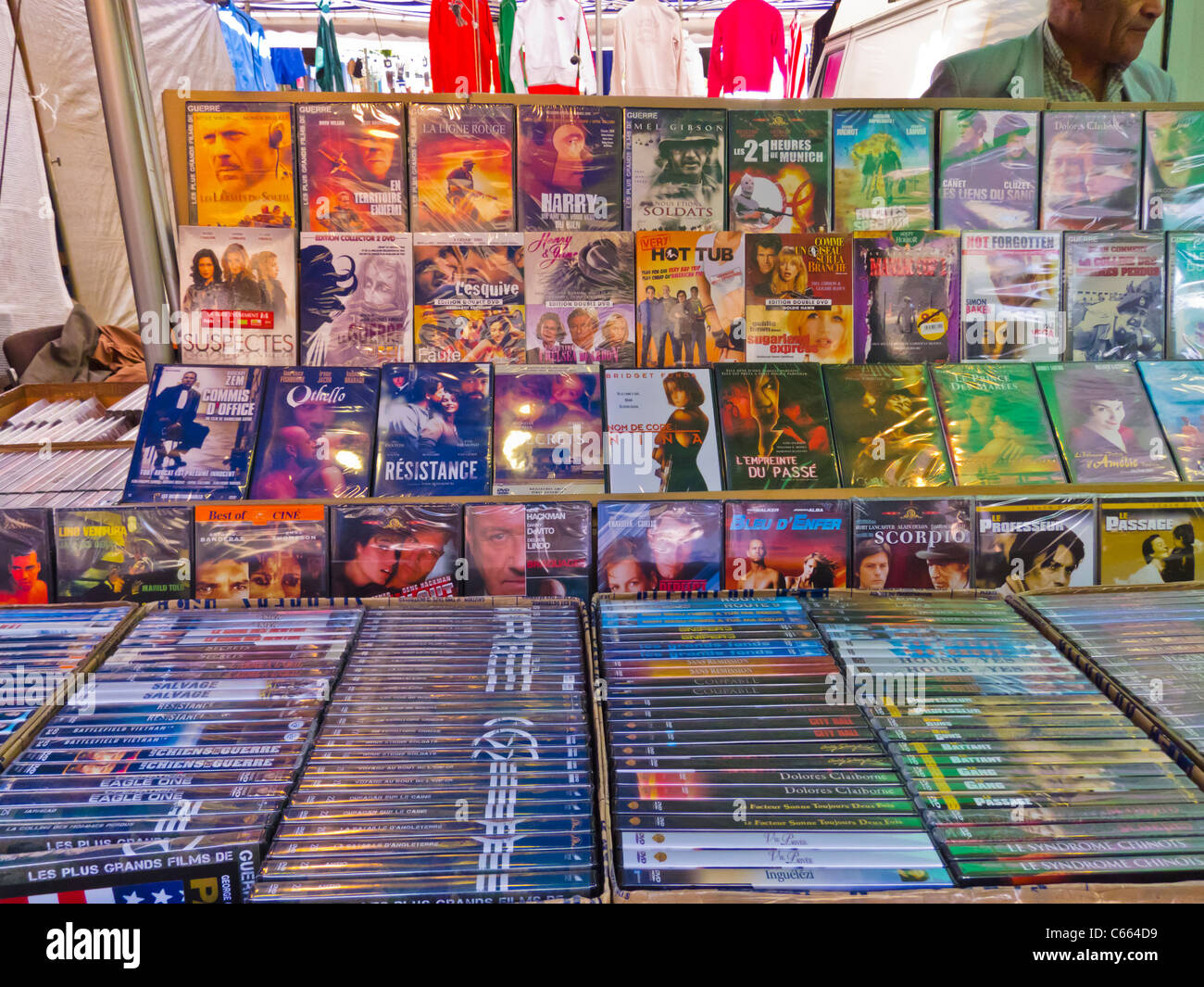 Parigi, Francia, ha utilizzato i film francesi dei DVD in mostra nel mercato delle pulci di Montreuil Foto Stock