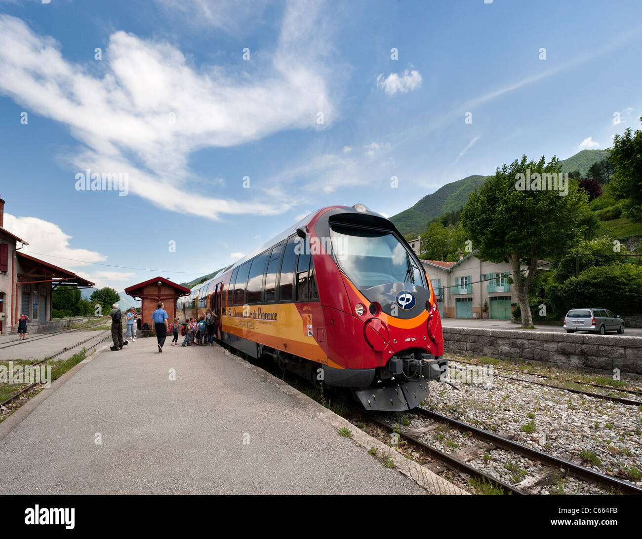 Passeggeri alla stazione di Entrevaux di salire a bordo di uno dei treni gestiti da Chemin de fer de Provence. Foto Stock