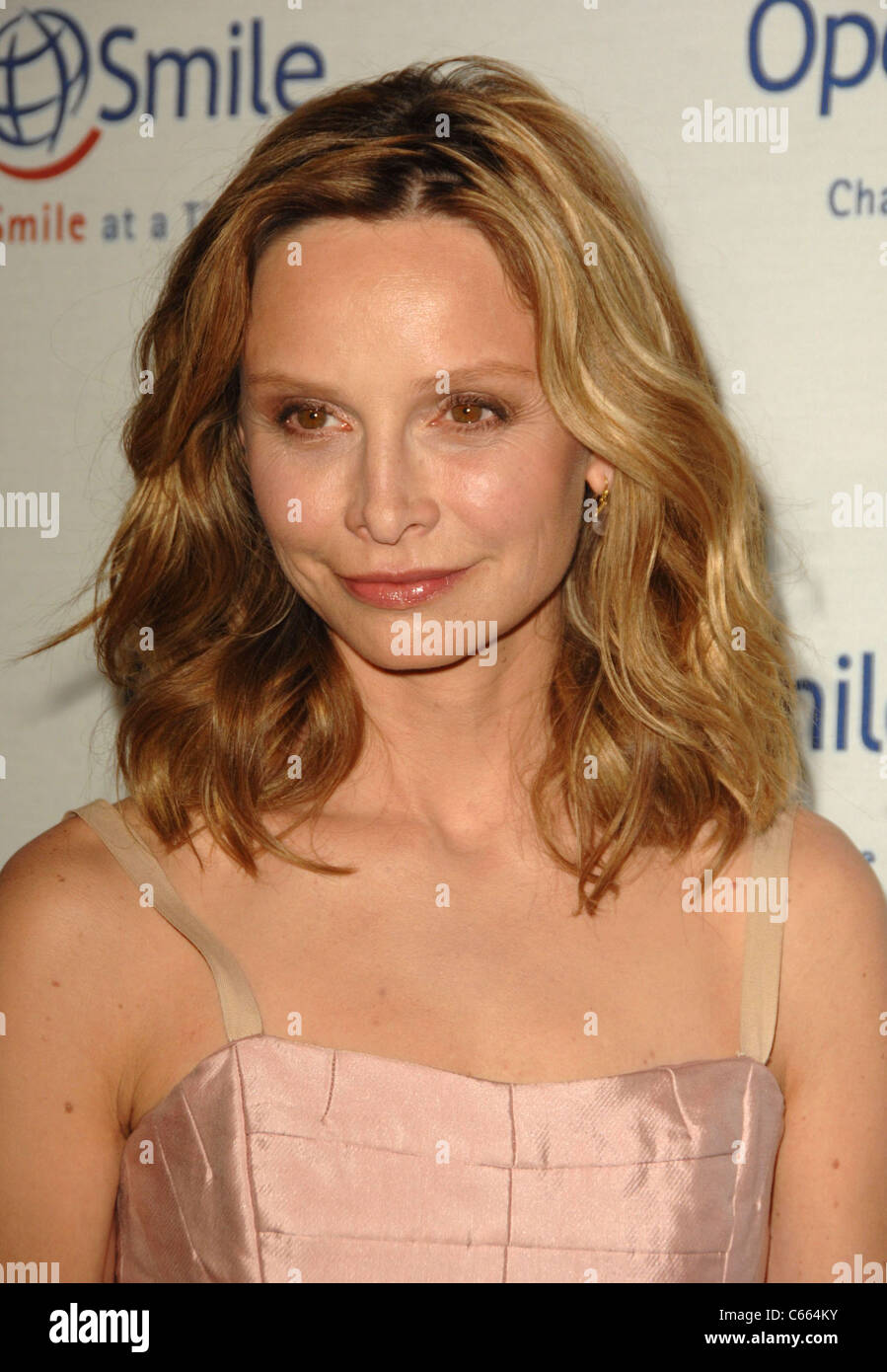 Calista Flockhart presso gli arrivi per il sorriso di funzionamento della nona sorriso annuale di gala, il Beverly Hilton Hotel di Beverly Hills, CA il 24 settembre 2010. Foto di: Dee Cercone/Everett Collection Foto Stock