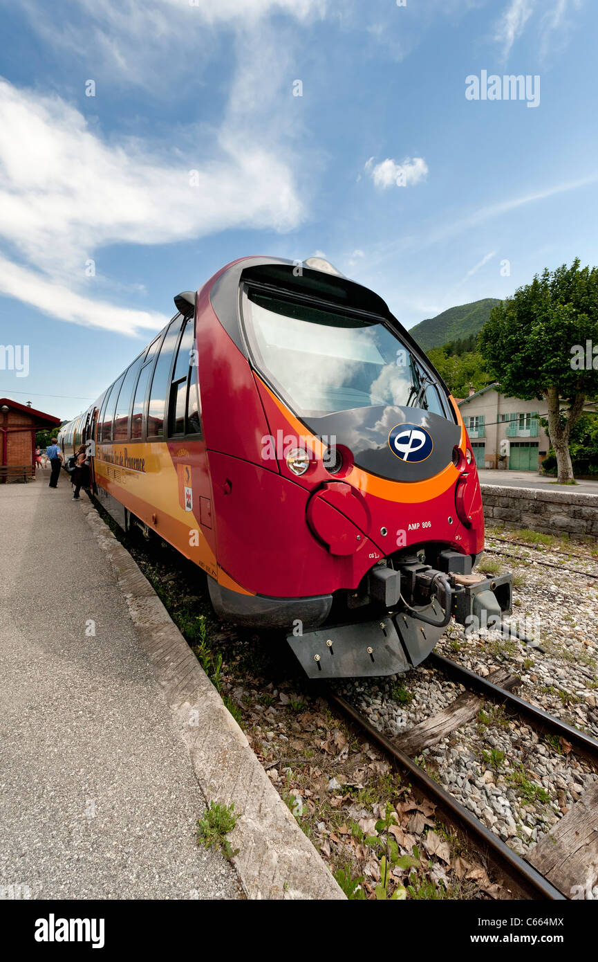 Passeggeri alla stazione di Entrevaux di salire a bordo di uno dei treni gestiti da Chemin de fer de Provence. Foto Stock