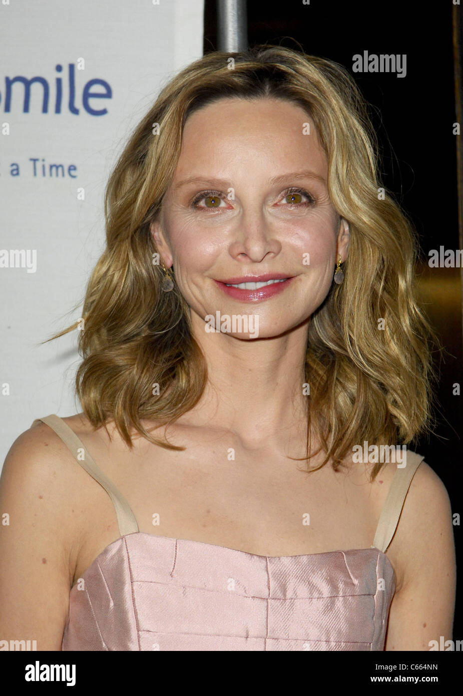 Calista Flockhart presso gli arrivi per il sorriso di funzionamento della nona sorriso annuale di gala, il Beverly Hilton Hotel di Beverly Hills, CA il 24 settembre 2010. Foto di: Elizabeth Goodenough/Everett Collection Foto Stock