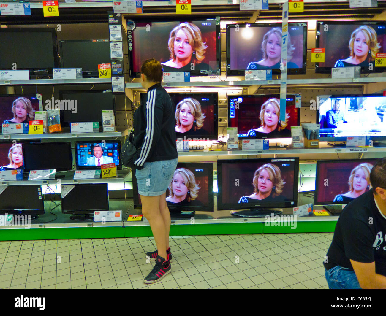 Parigi, Francia, Donna Shopping in T.V. Sezione del rivenditore francese supermercato Carrefour Foto Stock