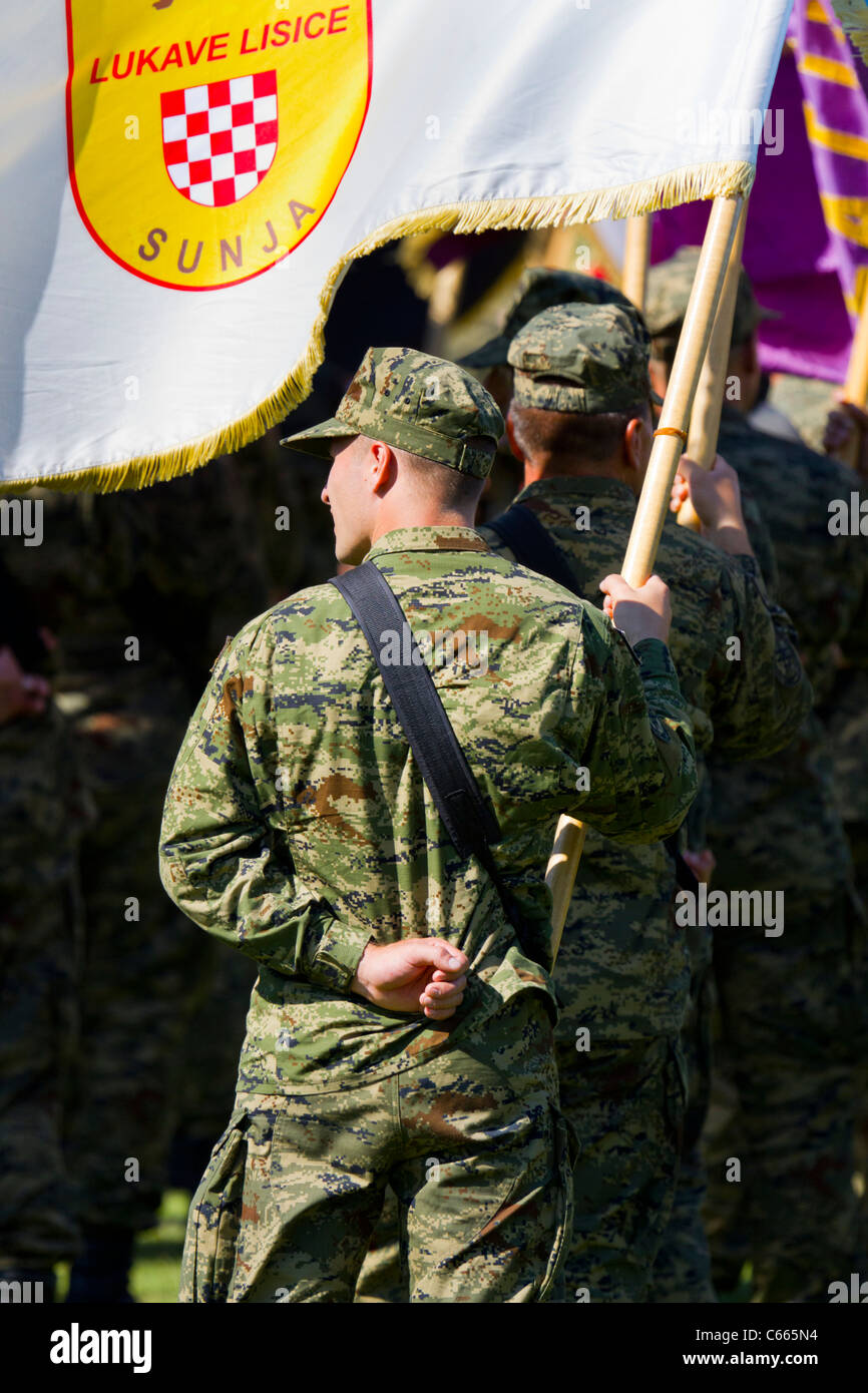 Ii soldato croato Croazia Forze Armate con una unità bandiera in mano Foto Stock