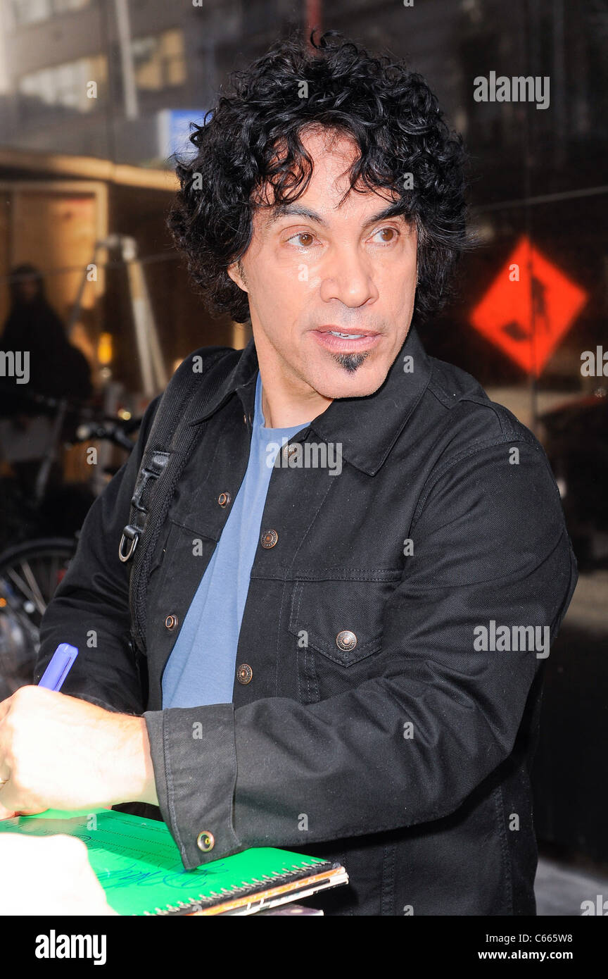 John Oates, lascia la Fox News Studio nella Upper East Side out e circa per celebrità CANDIDS - gio, , New York, NY Aprile 14, 2011. Foto di: Ray Tamarra/Everett Collection Foto Stock