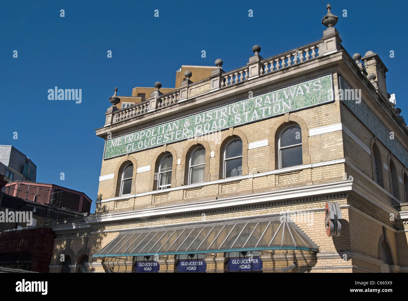 Superstiti del secolo XIX la segnaletica per la metropolitana e ferrovie del distretto alla stazione di Gloucester Road, Londra, Inghilterra Foto Stock