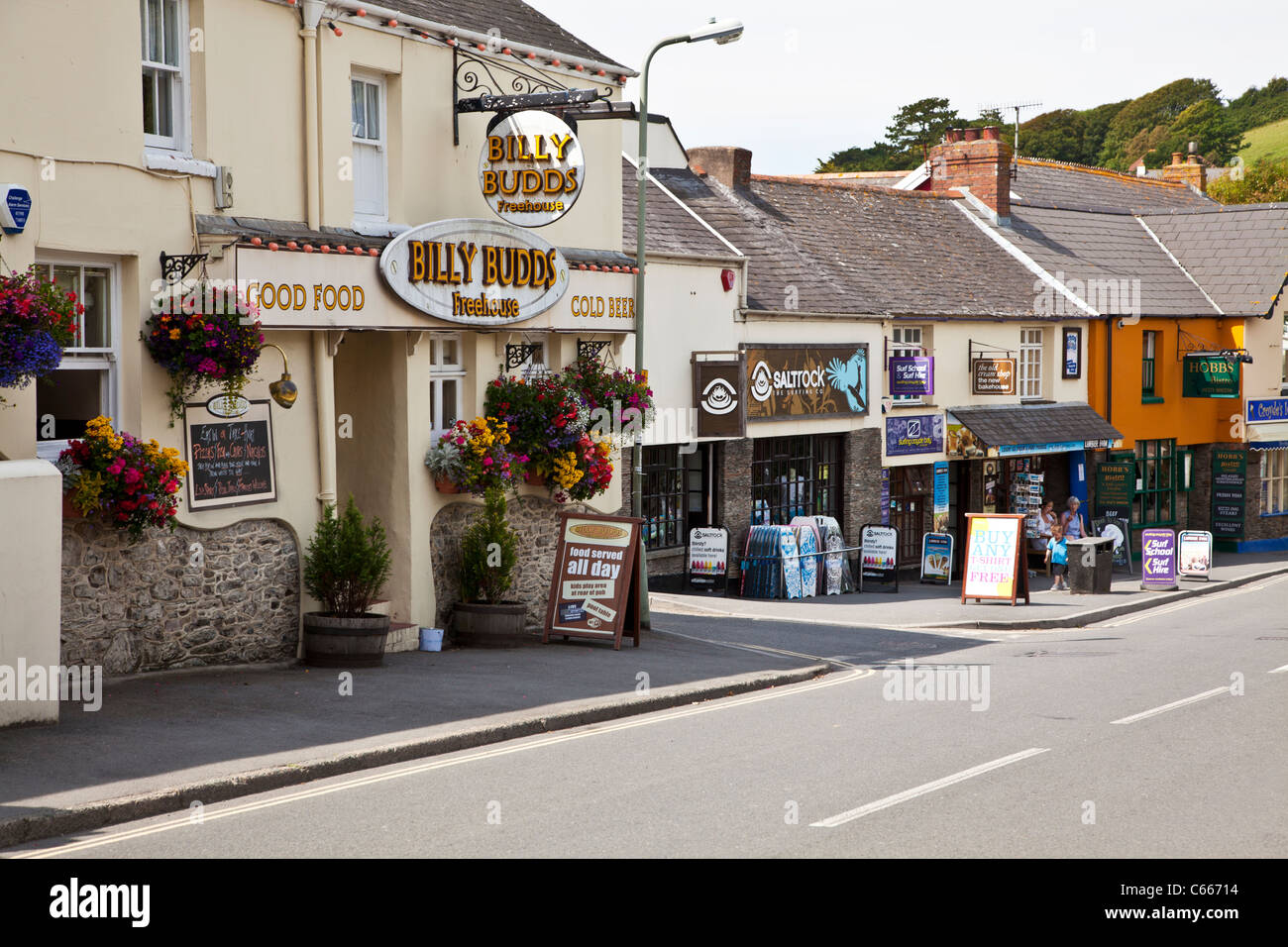 La strada principale di Croyde, North Devon, un inglese popolare meta di vacanza conosciuta per la sua navigazione. Foto Stock