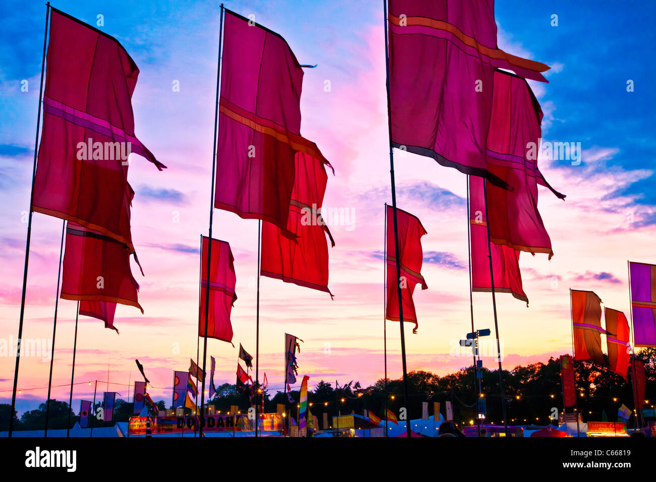 Festival bandiere contro un bel tramonto Cielo a WOMAD 2011, Charlton Park di Malmesbury, Wiltshire, Inghilterra, Regno Unito Foto Stock