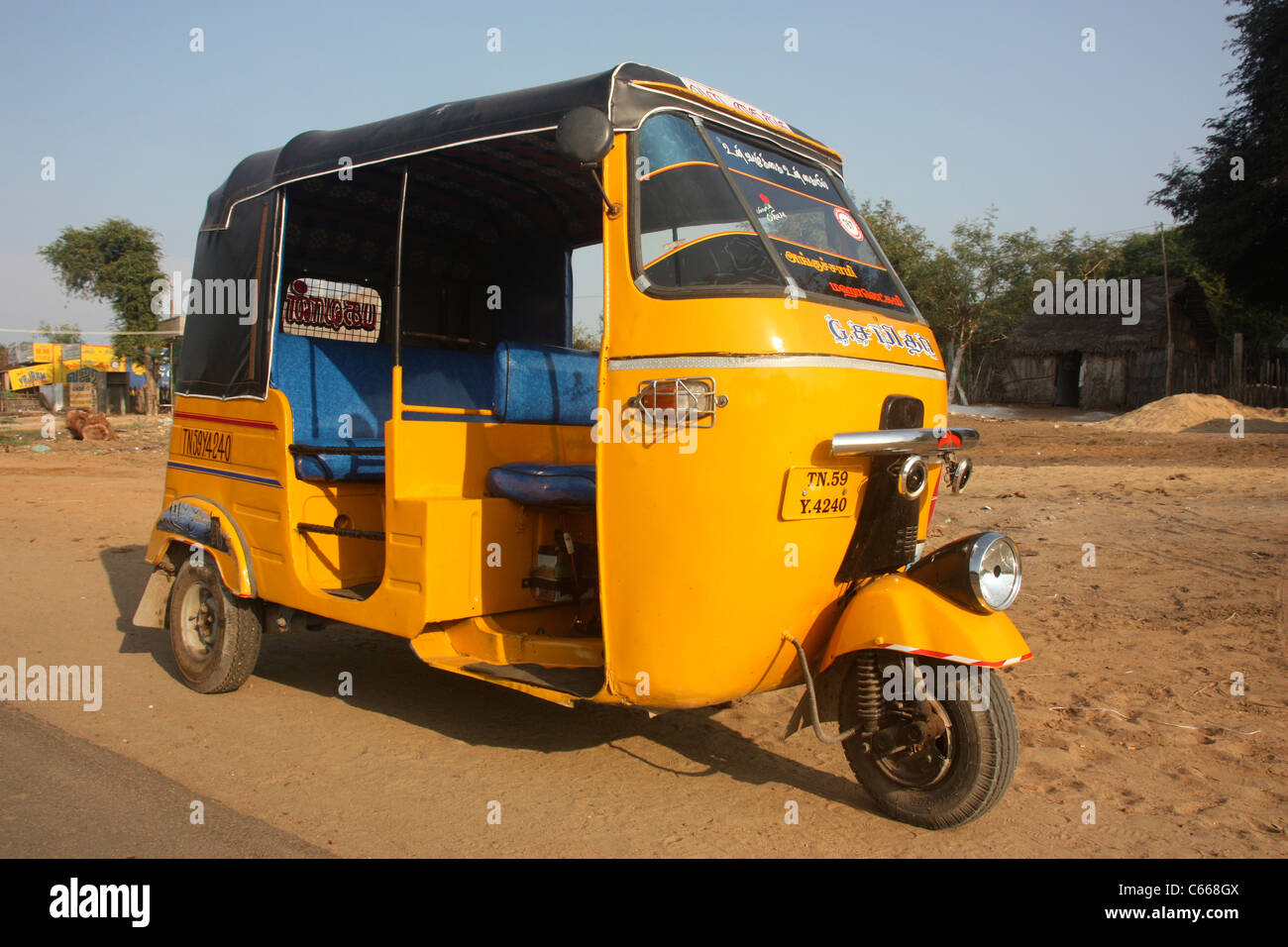 Tre wheeler auto rickshaw taxi a vuoto sulla polverosa strada Tamil strade in Tamil Nadu, India Foto Stock