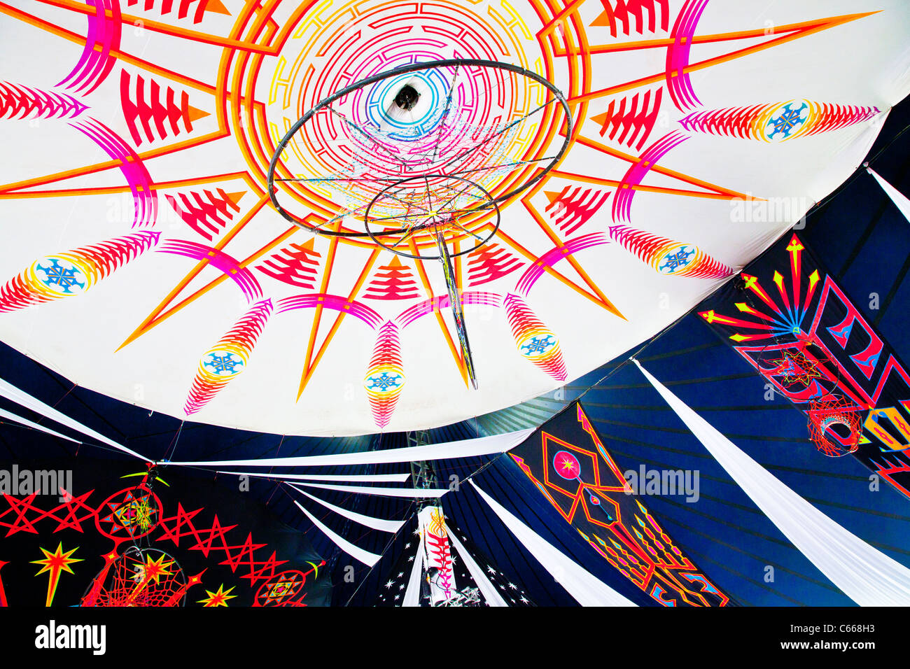 Vivacemente colorato interno del Siam tenda, una tappa al Womad Festival 2011, Charlton Park di Malmesbury, Wiltshire, Inghilterra, Regno Unito Foto Stock