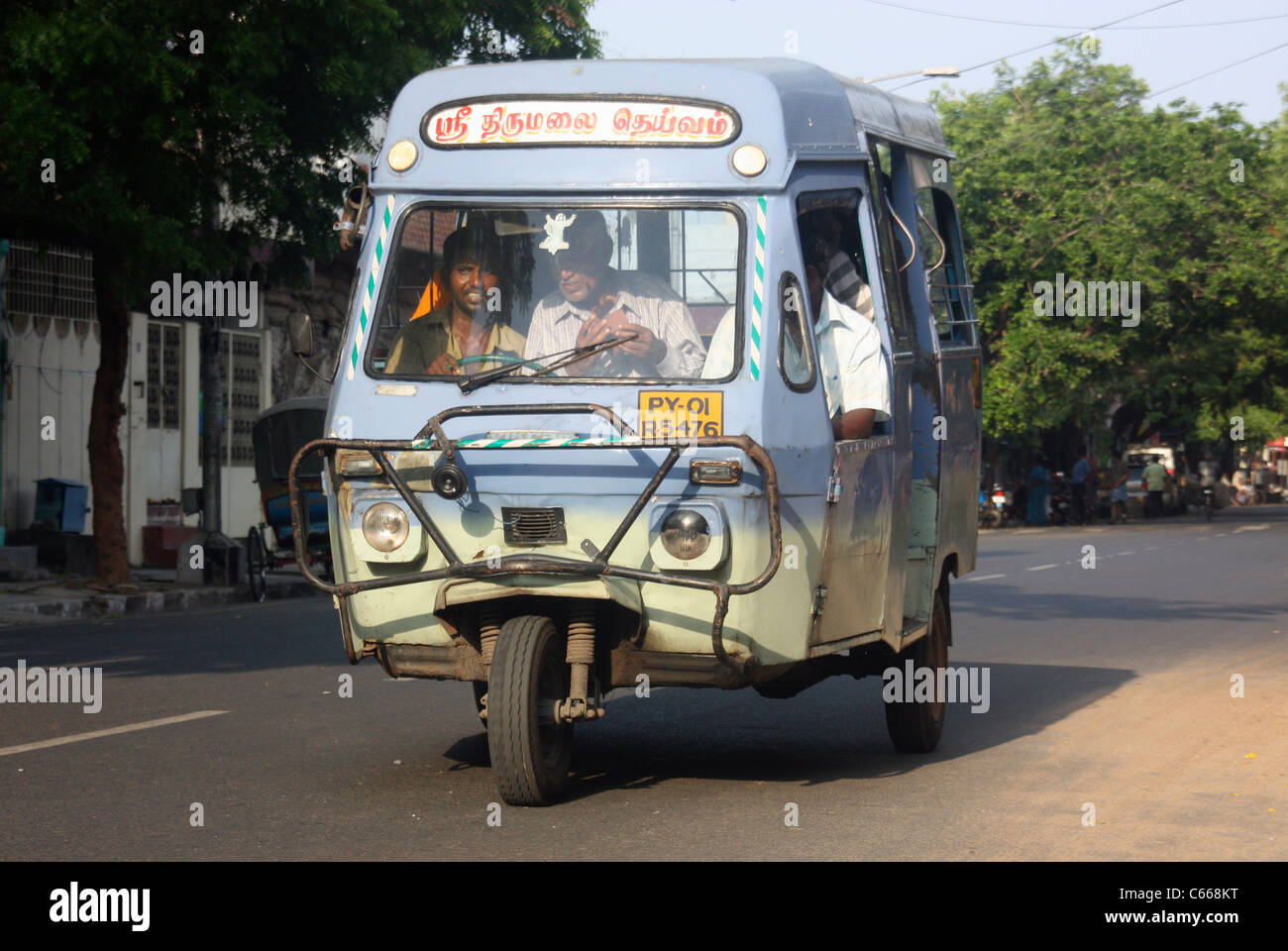 Tre wheeler Tempo triciclo taxi bus gare attraverso Pondicherry per le strade delle città in India del sud Foto Stock