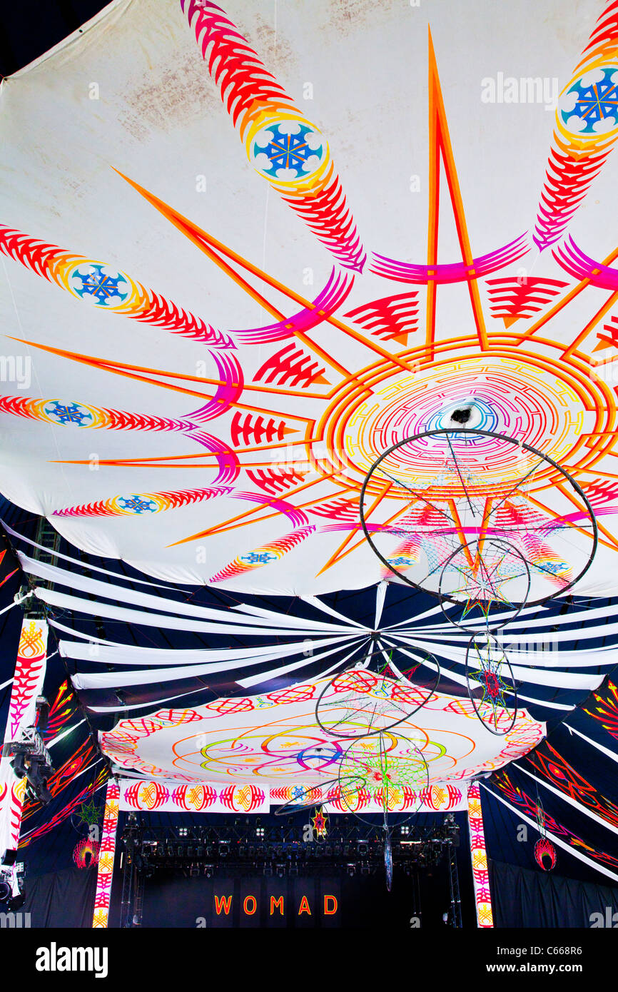 Vivacemente colorato interno del Siam tenda, una tappa al Womad Festival 2011, Charlton Park di Malmesbury, Wiltshire, Inghilterra, Regno Unito Foto Stock