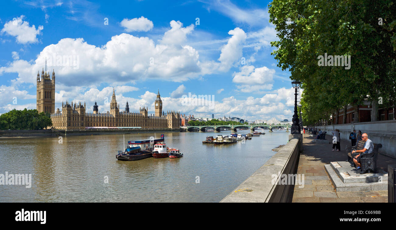Il fiume Tamigi e le case del Parlamento visto dalla banca del sud con il Westminster Bridge in distanza, Londra, Inghilterra Foto Stock
