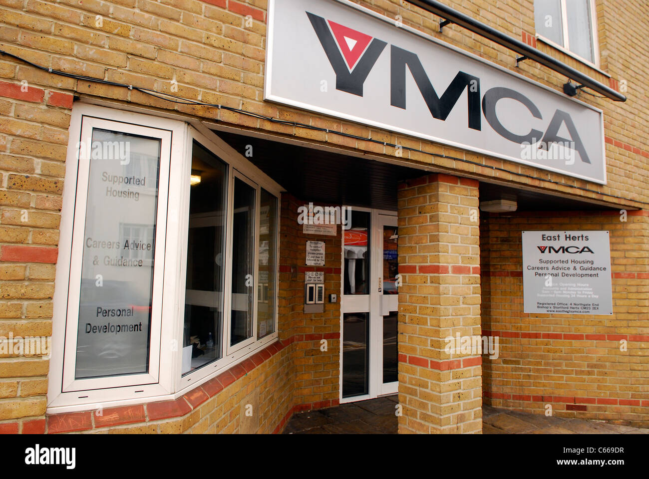 Facciata di edificio ymca, Hertfordshire, Regno Unito. Foto Stock