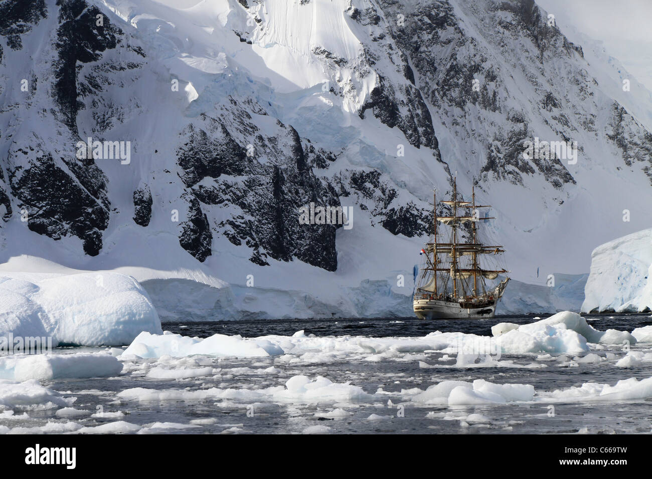 GRAHAM LAND, Penisola antartica - Febbraio 14, 2011: Tre-masted olandese tall ship "corteccia Europa' ancorato nel porto di Orne. Foto Stock