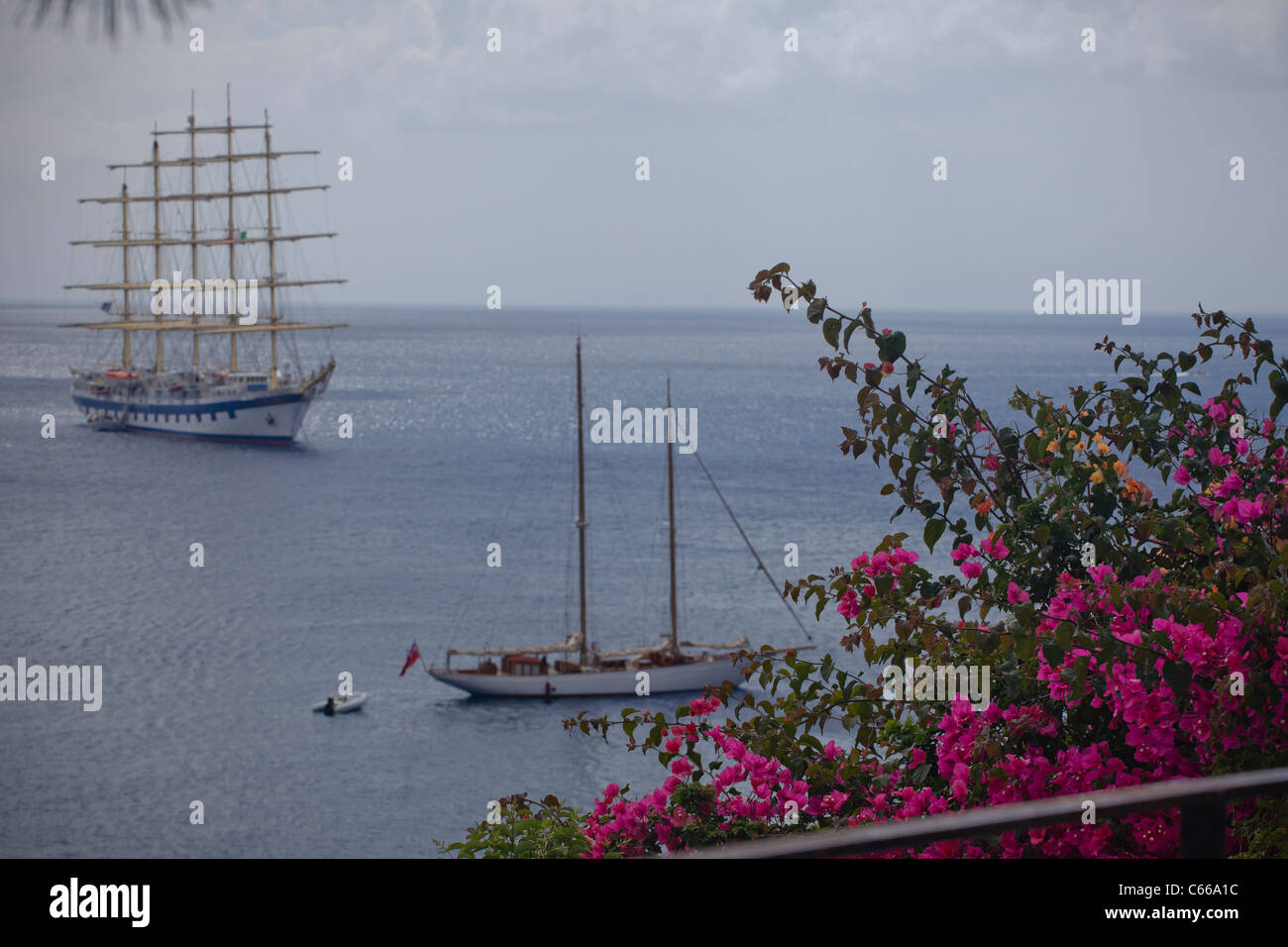 Vecchia nave e barca a vela nella Baia di Lipari in Sicilia (Isole Eolie, Italia), costa mediterranea, Europa UE. Foto Stock