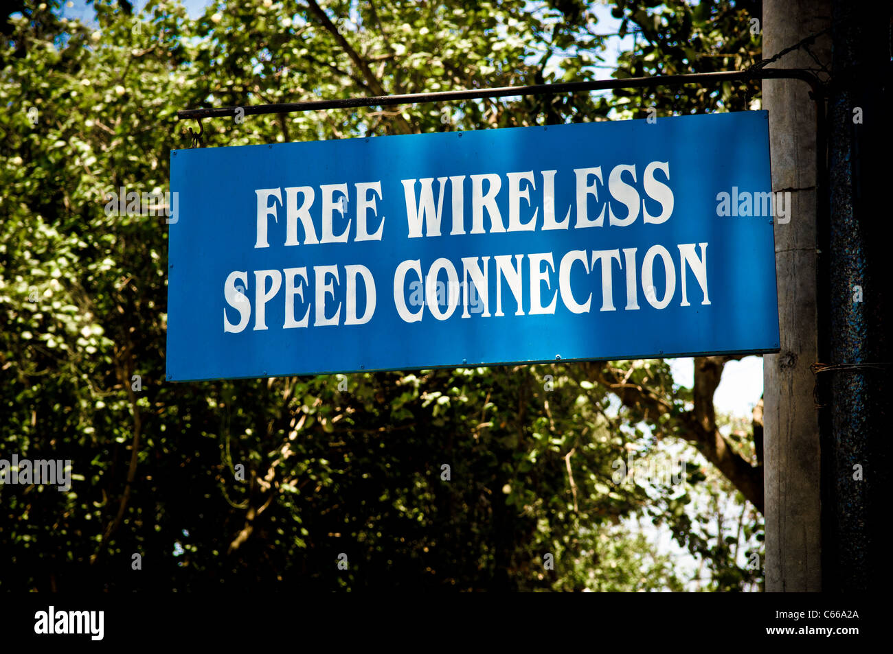 Segnale di connessione wireless gratuita all'esterno di un caffè di Bali Foto Stock