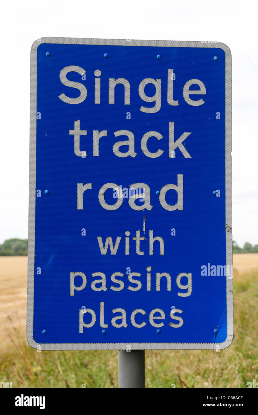 Via unica strada con passaggio di luoghi cartello stradale, Fowlmere, Cambridgeshire, England, Regno Unito Foto Stock