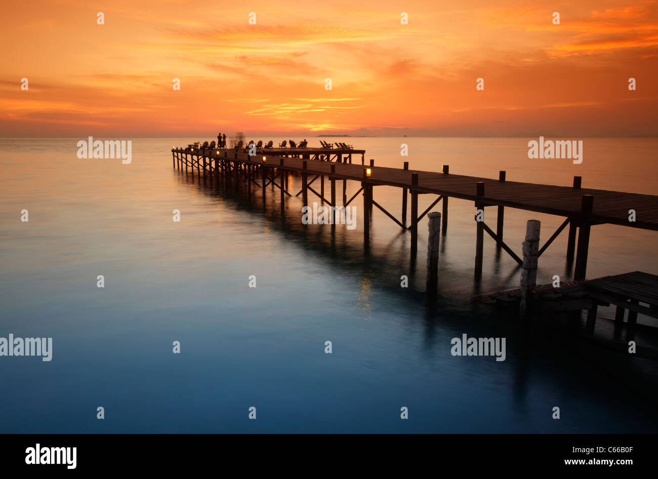 Molo al tramonto st Kapalai resort Isola Kapalai, Borneo Malaysia Foto Stock