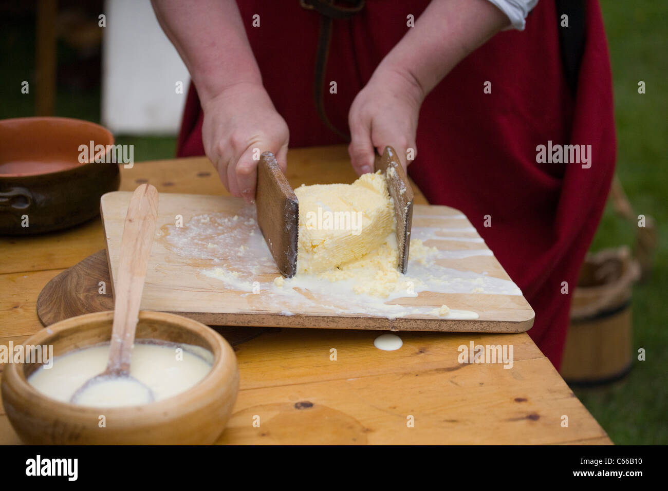 Utilizzo di Butter Paddles per la stampa e la forma del Butter Medieval Festival fatto in casa a Verdin Park, Northwich agosto, con Living History Camps, Cheshire, Regno Unito Foto Stock Utilizzo di Butter Paddles per la stampa e la forma del Butter Medieval Festival fatto in casa a Verdin Park, Northwich agosto, con Living History Camps, Cheshire, Regno Unito Foto Stock