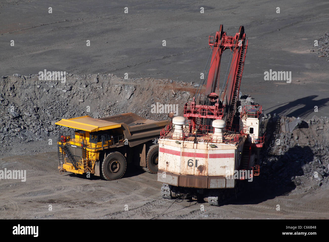 Scafo-ruggine-Mahoning Fossa aperta miniera di ferro, enorme pala di caricamento haul monsterous carrello Foto Stock