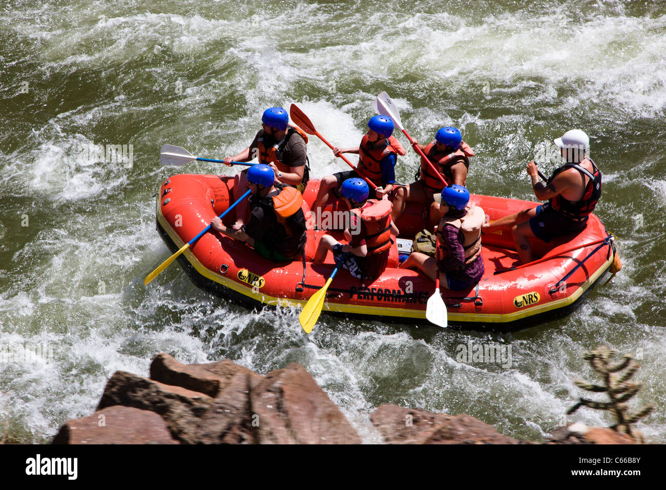 Il kayak e rafting il fiume Arkansas attraverso il Royal Gorge sono popolari sport estivi, Colorado, STATI UNITI D'AMERICA Foto Stock