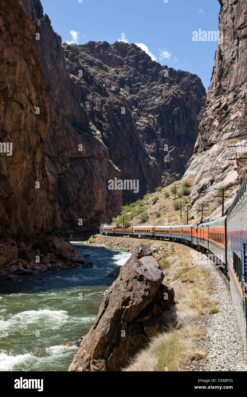 Meta turistica molto treno corre attraverso la 1.000' deep Royal Gorge percorso lungo il fiume Arkansas, central Colorado, STATI UNITI D'AMERICA Foto Stock