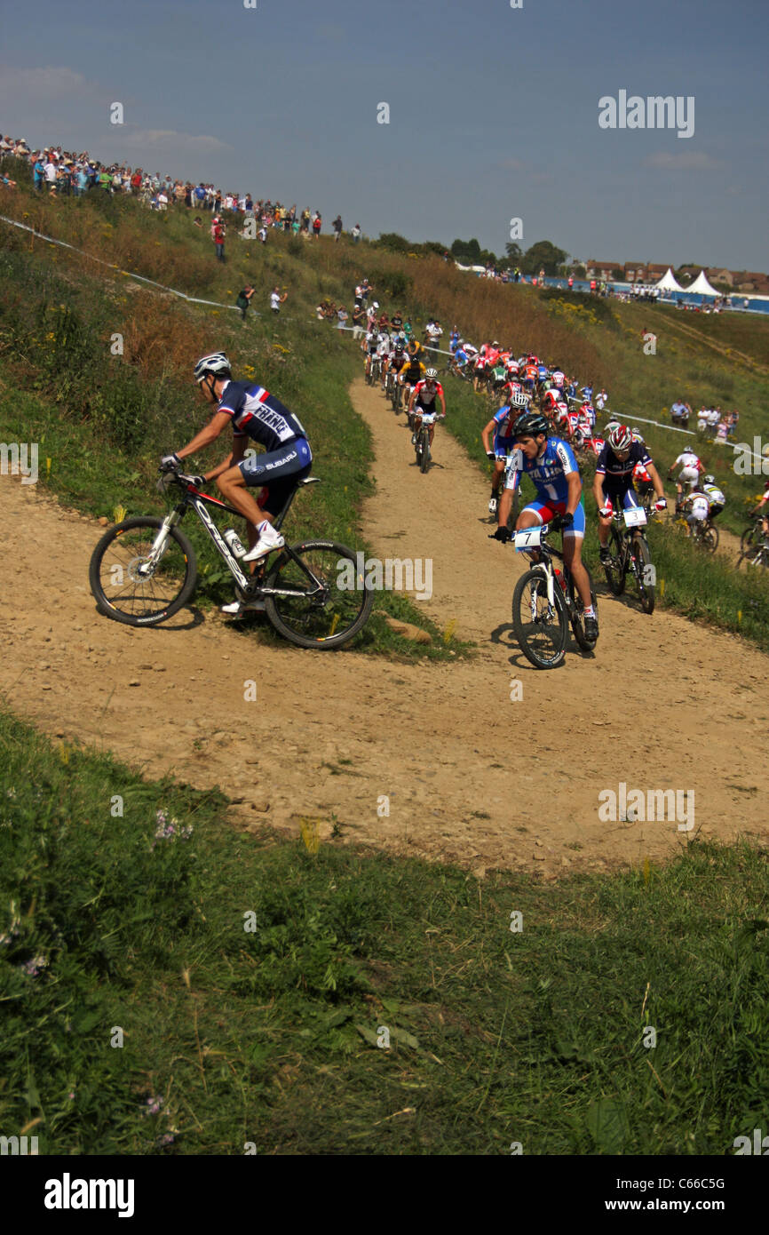 Julien Absalon dalla Francia conduce gli uomini. Hadleigh Farm Mountain Bike Invitational evento come parte del London prepara la serie Foto Stock