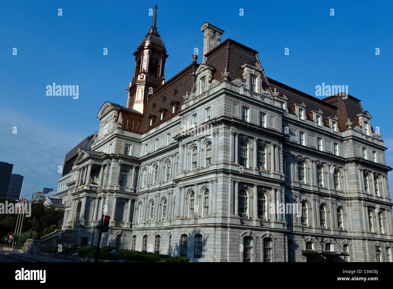 Montreal City Hall / Hotel de Ville de Montreal, con pulizia / restaurato il tetto di rame, la Vecchia Montreal, Montreal, Quebec, Canada Foto Stock