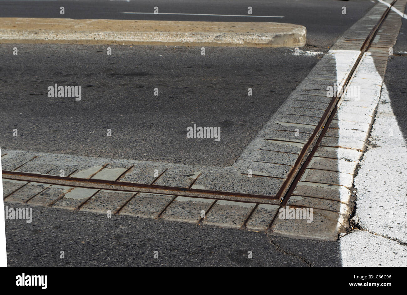 Resti di fortificazioni originali / a parete che attraversa una strada moderna che proteggeva le città vecchia Montreal, Quebec, Canada Foto Stock