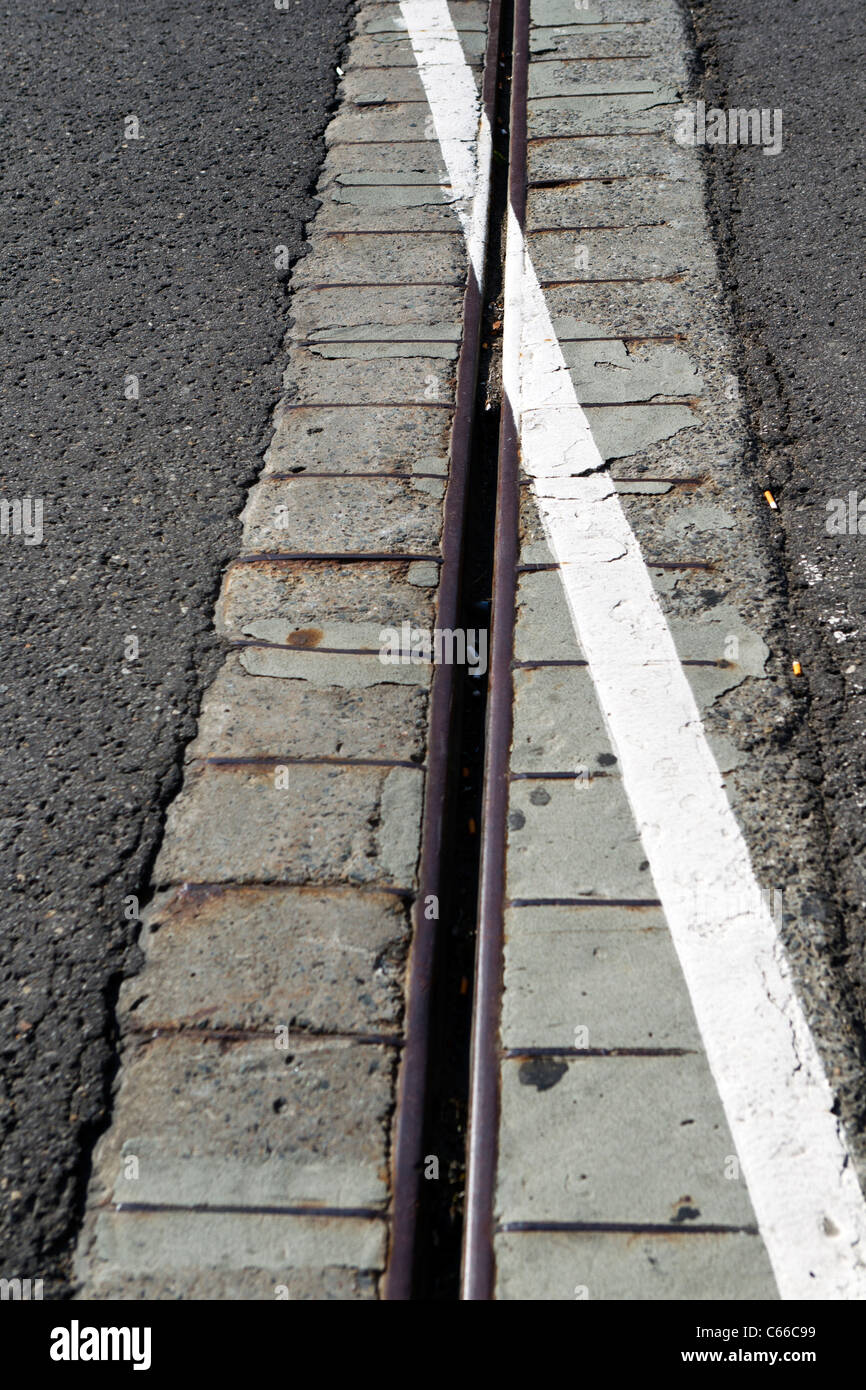 Resti di fortificazioni originali / a parete che attraversa una strada moderna che proteggeva le città vecchia Montreal, Quebec, Canada Foto Stock