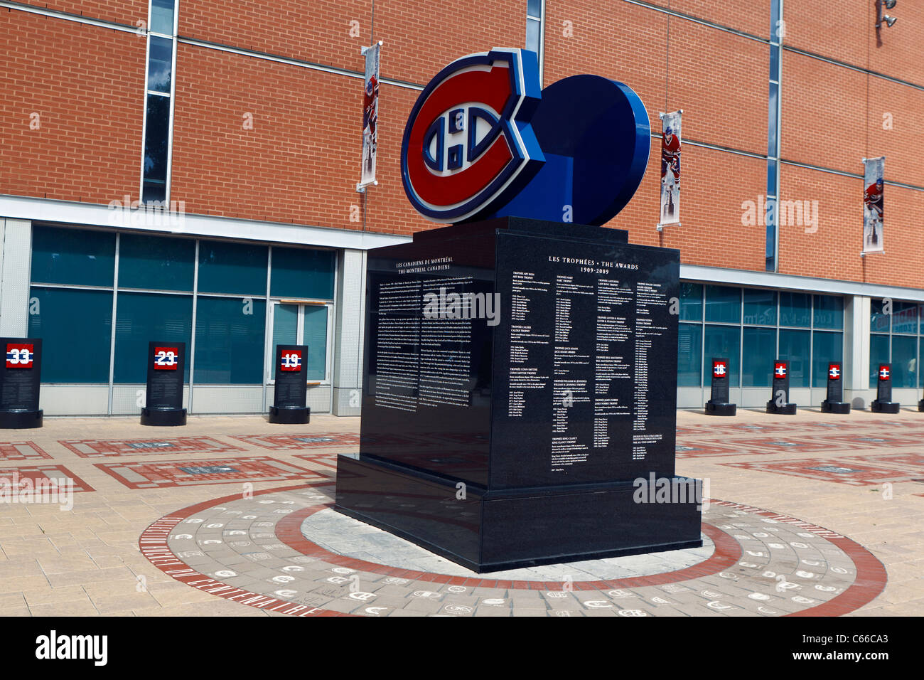 Un monumento per Montreal Canadiens, al di fuori del centro di campana, Montreal, Quebec, Canada Foto Stock