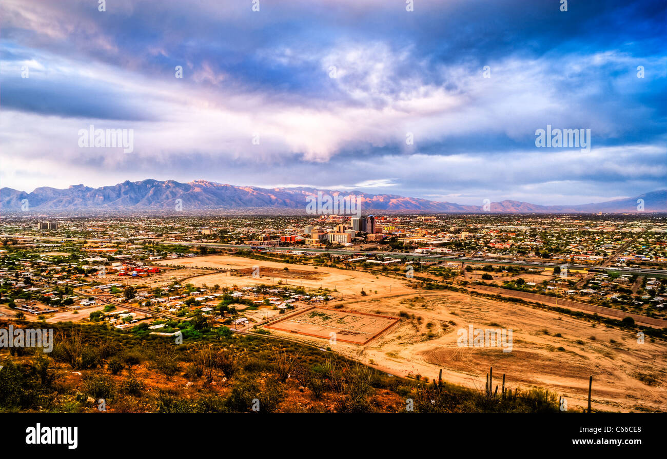 Il Tucson skyline è dominata da montagne in ogni direzione. Vicino alla città sono la Santa Catalina Mountains. Foto Stock