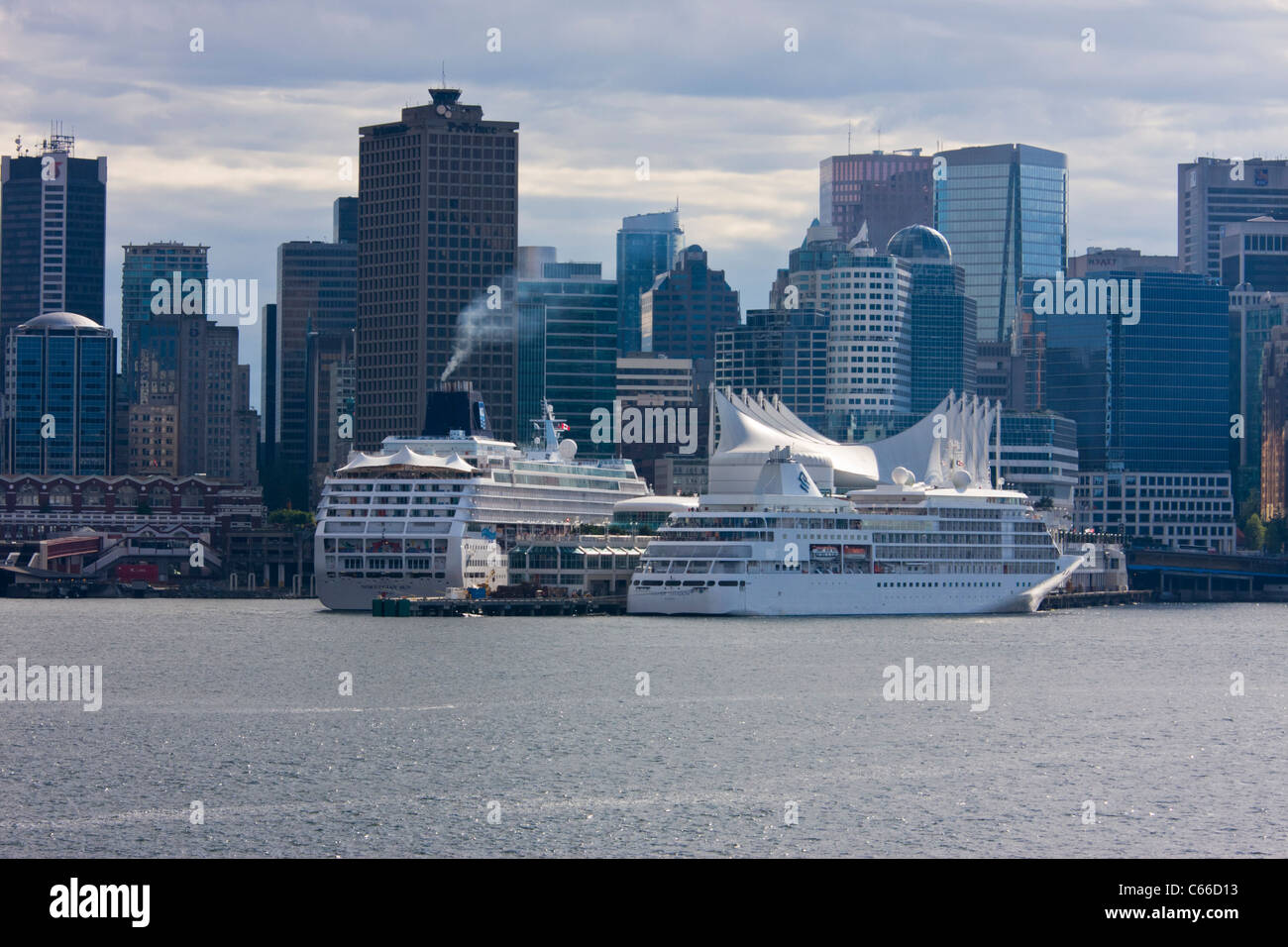 Vista del Canada Place di Vancouver, British Columbia, dal ponte della Holland America nave da crociera, Volendam. Foto Stock