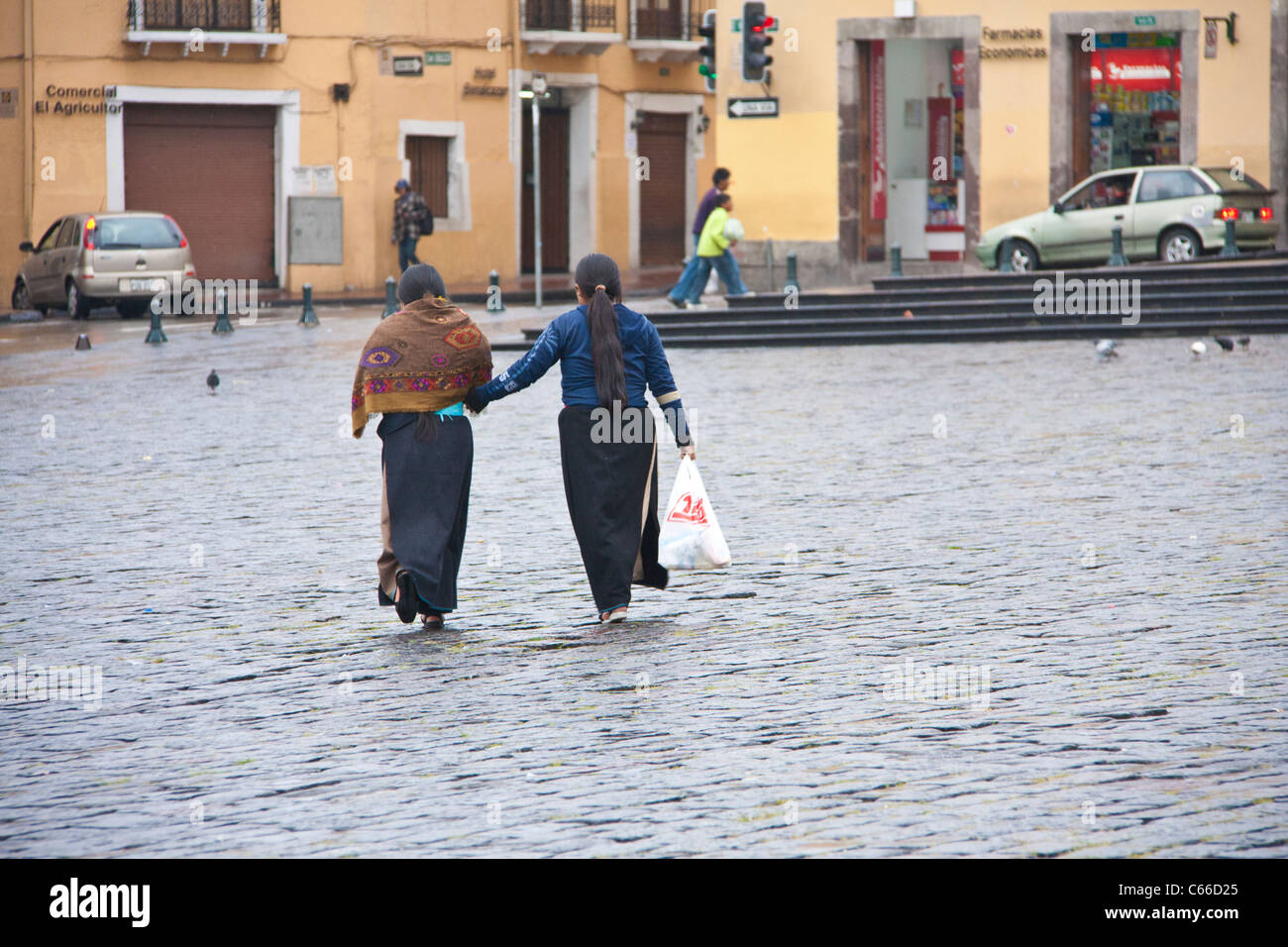 Equadoriani in costume nativo nel centro storico di Quito, Ecuador. Foto Stock