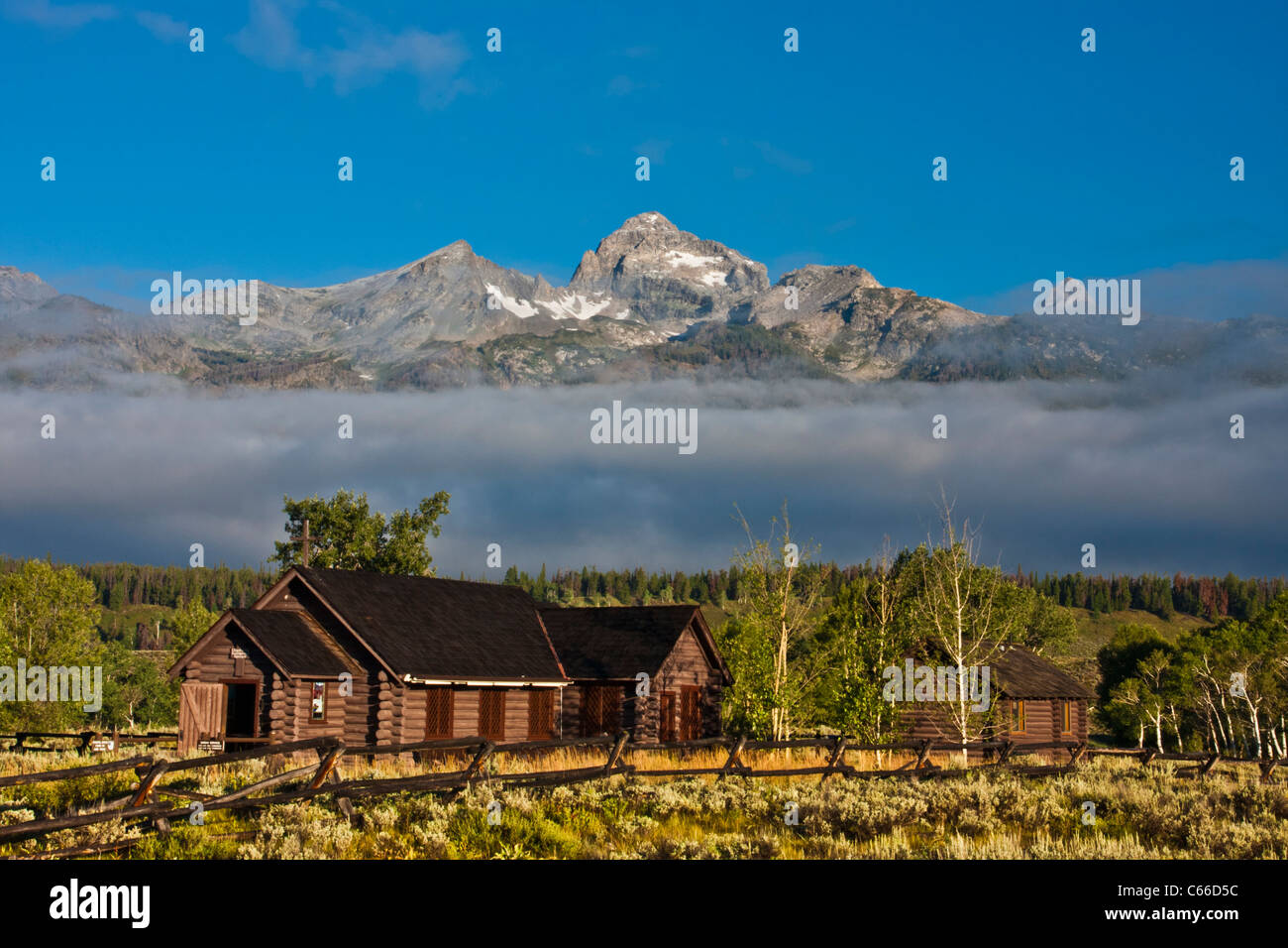 Grand Tetons Mountain Range e la Cappella episcopale della Trasfigurazione all'alba nel Grand Tetons National Park in Wyoming. Foto Stock