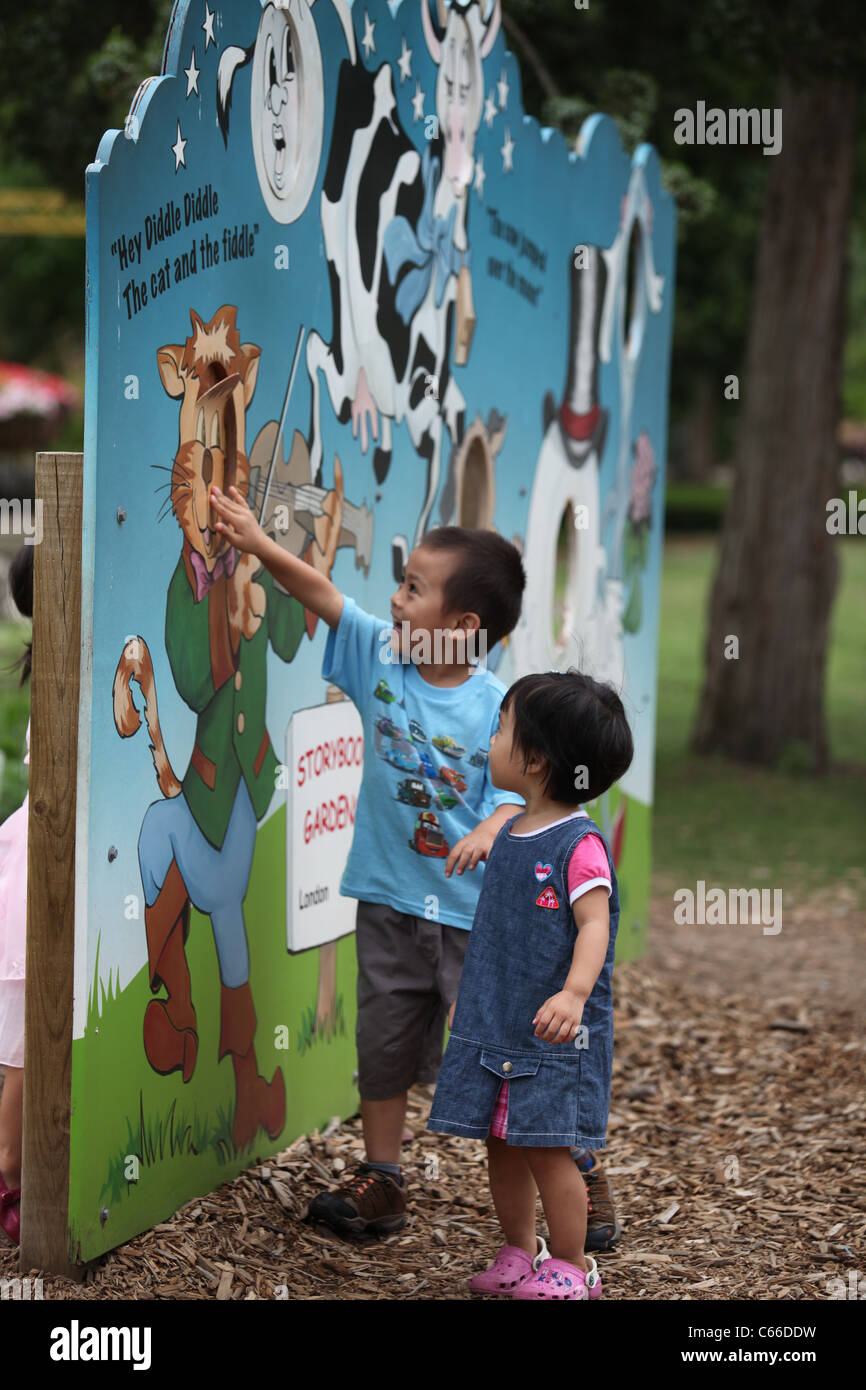 Bambini che giocano in Storybook park a Londra, Ontario, Canada Foto Stock