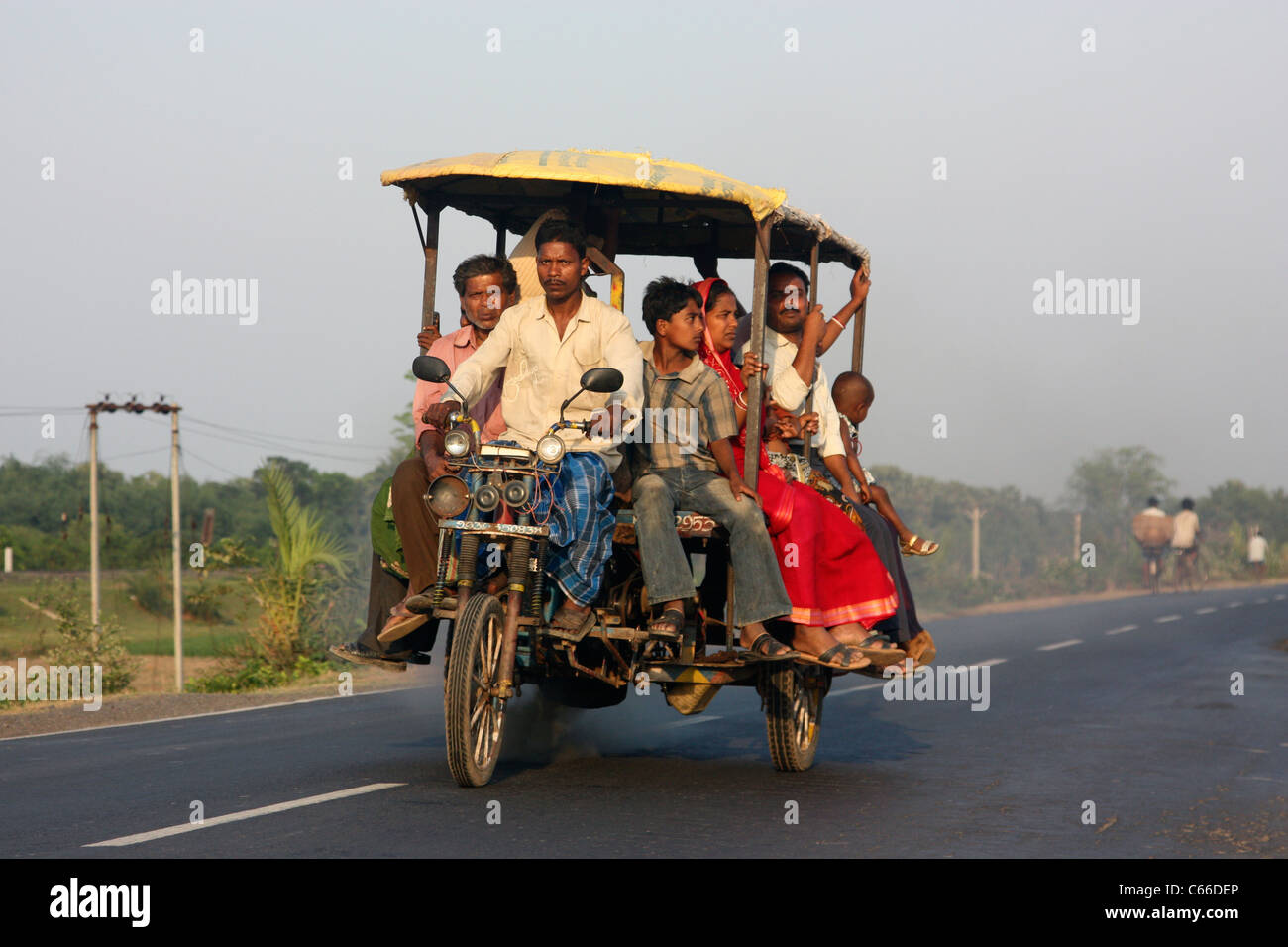 Tre ruote moto taxi portando i passeggeri e merci in Bengala occidentale al tramonto india Foto Stock